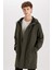 Su Geçirmez Regular Fit Kapüşonlu Fermuarlı Cepli Uzun Mevsimlik Yağmurluk Hafif Mont D5031AX24WN 9