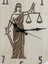 Justitia Adalet Terazisi - Açık Ahşap Duvar Avukat Saati (Kişiselleştirilebilir ) - 40 cm 3
