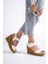 Perla Tokalı Lastikli Dolgu Topuklu Ortopedik Taban Hasır Görünümlü Kadın Sandalet Ckt - Beyaz 1