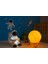 Oturan Astronot ve 3D Küre LED Gece Lambası Tabletli Astronot 3