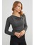 Omuz Aksesuarlı Degaje Yaka Bluz 4