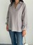 Arkası Asimetrik Yırtmaç Kesim Detaylı Cizgili Bluz Gömlek - Gri 3