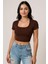 Kadın Kahverengi Yarım Kol Düz Yaka Crop Top Bluz – Şık, Rahat ve Kolay Kombinlenebilir 3