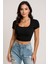 Kadın Siyah Yarım Kol Düz Yaka Crop Top Bluz – Şık, Rahat ve Kolay Kombinlenebilir 2