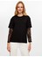 Kolları Dantel Garnili Yuvarlak Yaka Pamuklu Kadın T-Shirt W26TSH071 3