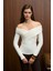 SELUNETTE Kadın Asimetrik Yakalı Omuzu Açık Esnek Kumaşlı Vücudu Saran Slim Fit Ekru Bluz 1