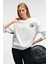 VISTARA Kadın Nakış Detaylı Yuvarlak Yaka Regular Fit Beyaz Sweatshirt 1