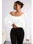 Beyaz Kadın Düşük Omuz Kayık Yaka Oversize Uzun Kollu Crop T-Shirt 3
