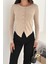 Kadın Sivri Etek Uçlu Düğmeli Bluz – Modern & Şehirli Stil 4