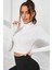 Kadın Beyaz Uzun Kol Fermuarlı Parmak Geçme Detaylı Dik Yaka Crop Top Bluz 5