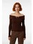 Kadın Kahverengi Aksesuar Detaylı Fitted Carmen Yaka Triko Kazak Soğuk Havalar Için Şık Seçim 1