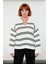 Kadın Triko Çizgili Polo Yaka Kazak Relaxed Kesimiyle Konforlu ve Şık Bir Kış Kombini Yaratır 2