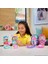 Pocket™ Kedicik Yelkende™ Mikro Oyun Seti Polly Pocket Kedicik Yelkende Mikro Oyun Seti, 1 Mikro Bebek ve Evcil Kediler, Yiyecek ve Stil Aksesuarlarının Yer Aldığı Seyahat Oyuncağı JCR37 2