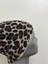 Kadın Yumuşacık Leopar Desenli Akrilik Kumaş Saçaklı Tüylü Bere – Sıcak Tutucu Kışlık Şapka 4