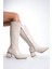 Kadın Diz Altı Krem Topuklu Parlak Detaylı Fermuarlı Deri Görünümlü Uzun Çizme 2