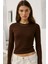 Kadın Kahverengi Bisiklet Yaka Esnek Kumaşlı Vücuda Oturan Slim Fit Uzun Kollu Crop Body 3
