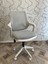 Nets Çalışma Sandalyesi | Ofis ve Bilgisayar Koltuğu | Gri Kumaş - Beyaz Kollar 1