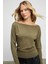 RALIVEA Kadın Kayık Yakalı Vücuda Oturan Esnek Kumaşlı Haki Bluz 1