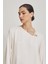 Krem Yakada Aksesuar Detaylı Uzun Kollu Rahat Kesim Bluz 3