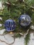 Yılbaşı Topu – Lacivert Altın Desenli Retro Çam Ağacı Süsü 10 cm – 2'li 1