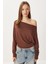 Asimetrik Yaka Dökümlü Esnek Örme Bluz LUB0309 Kahverengi 2