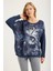 Yaldızlı Çiçek Desenli Yazılı Bluz 1
