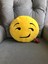 Sarı Emoji Yastık – Gülümseyen Surat Dekoratif Peluş Minder 35 cm 1