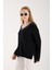 Kadın Siyah Kontrast Biyeli ve Yan Yırtmaçlı V Yaka Triko Bluz 2