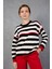 Kadın Siyah-Beyaz Çizgili Şönil Kadife Bisiklet Yaka Omuzda Düğme Detaylı Triko Kazak 5