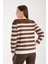 Kadın Kahve-Beyaz Çizgili Çapraz Kontrast Dikiş Detaylı Şönil Kadife Triko Kazak 5