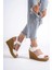 Perla Tokalı Lastikli Dolgu Topuklu Ortopedik Taban Hasır Görünümlü Kadın Sandalet Ckt - Beyaz 1