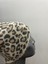 Kadın Yumuşacık Leopar Desenli Akrilik Kumaş Saçaklı Tüylü Bere – Sıcak Tutucu Kışlık Şapka 3