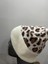 Kadın Yumuşacık Leopar Desenli Akrilik Kumaş Saçaklı Tüylü Bere – Sıcak Tutucu Kışlık Şapka 2