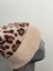 Kadın Yumuşacık Leopar Desenli Akrilik Kumaş Saçaklı Tüylü Bere – Sıcak Tutucu Kışlık Şapka 3