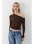 Kayık Yaka Düşük Omuz Bluz Kahverengi 1