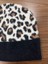Kadın Yumuşacık Leopar Desenli Akrilik Kumaş Saçaklı Tüylü Bere – Sıcak Tutucu Kışlık Şapka 2
