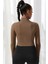 Kadın Kahverengi Uzun Kol Fermuarlı Parmak Geçme Detaylı Dik Yaka Crop Top Bluz – Şık, Rahat ve Kolay Kombinlenebilir 6