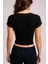 Kadın Siyah Göğsü ve Kolları Dantelli Fiyonklu Kısa Kol Crop Top Bluz – Şık, Rahat ve Kolay Kombinlenebilir 3