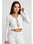 Kadın Beyaz Uzun Kollu Önden Bağlama Detaylı Crop Top Bluz – Şık, Rahat ve Kolay Kombinlenebilir 1