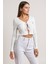 Kadın Beyaz Uzun Kollu Önden Bağlama Detaylı Crop Top Bluz – Şık, Rahat ve Kolay Kombinlenebilir 2