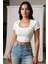 Kadın Beyaz Yarım Kol Düz Yaka Crop Top Bluz – Şık, Rahat ve Kolay Kombinlenebilir 2