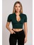 Kadın Yeşil Yarım Fermuarlı ve Kısa Kollu Crop Top Bluz – Şık, Rahat ve Kolay Kombinlenebilir 2