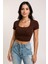 Kadın Kahverengi Yarım Kol Düz Yaka Crop Top Bluz – Şık, Rahat ve Kolay Kombinlenebilir 2