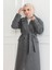 Kadın Kaşe Kaban - Uzun Boy Kruvaze Yaka Kuşaklı Tesettür Kaşe Kışlık Kaban, Astarlı Şık Yünlü Dokuma Oversize Rahat Kalıp Cepli Düğmeli Modern Kap Modeli - Gri 5