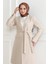 Kadın Kaşe Kaban – Uzun Boy Kruvaze Yaka, Kuşaklı Tesettür Kışlık Kaban, Astarlı Şık Yünlü Dokuma Oversize Rahat Kalıp, Cepli Modern Kaşe Mont Modeli - Bej 1