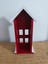Elaca Ahşap Kırmızı Dekoratif Mini Ev – Kış Temalı, Kar Desenli, Yılbaşı Noel Süsü, , LED Mumla Aydınlatılan Masa ve Duvar Dekoru 2