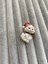 Noel Baba Şapkalı Beyaz Kedi Broş Hediyelik 4x2 cm 1