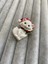 Noel Baba Şapkalı Beyaz Kedi Broş Hediyelik 4x2 cm 2