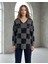 Kadın Kare Desenli Gri-Siyah V Yaka Simli Kazak 1