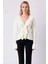 Kadın Fırfır Detaylı V Yaka Parlak Düğmeli Yumuşak Dokulu Uzun Kollu Rahat Kesim Triko Hırka 4